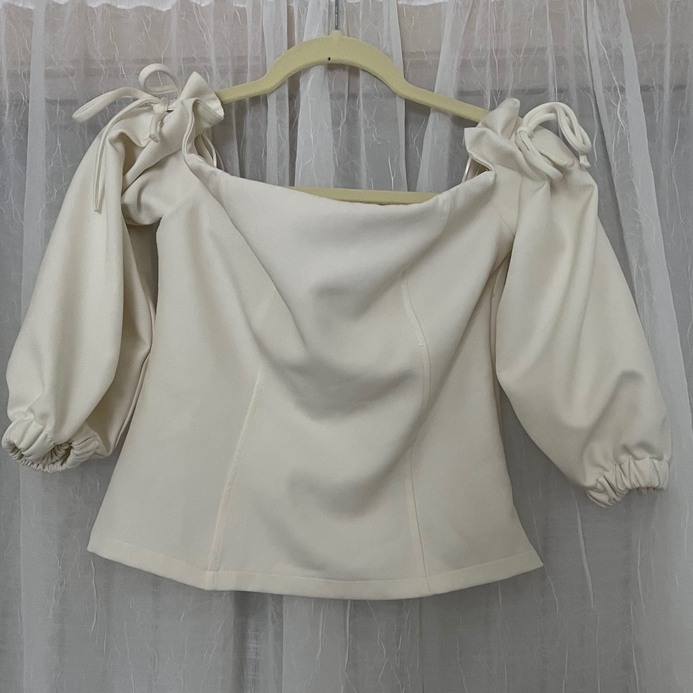 TOPSHOP size 6 off shoulder off white top